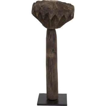 Skulptur af gammel smørkværn