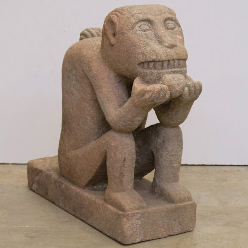 Abefigur i sten