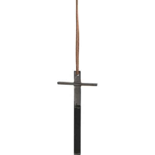 Kors med lædersnor - jern