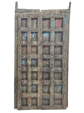 Vintage dør med metaldetaljer