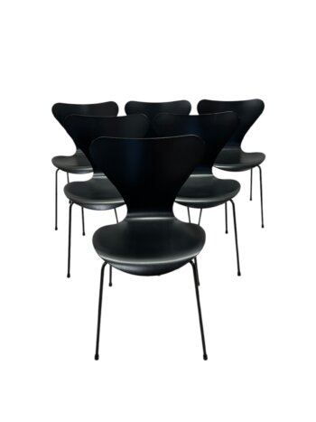 6. stk Arne Jacobsen Syverstol 3107 – Sort Ask, Sort Stel (2019) | Fritz Hansen