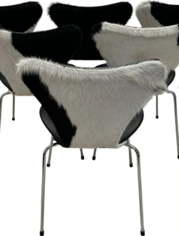 6. stk Arne Jacobsen 3107 Syverstole – Nypolstret i Eksklusivt Koskind & Sort Læder - Image 3
