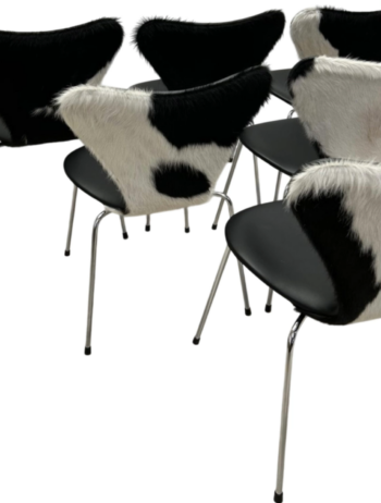 6. stk Arne Jacobsen 3107 Syverstole – Nypolstret i Eksklusivt Koskind & Sort Læder - Image 4