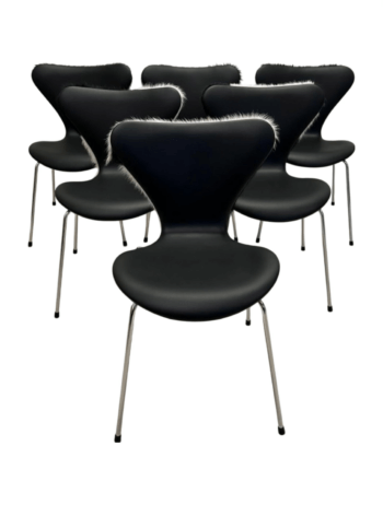 6. stk Arne Jacobsen 3107 Syverstole – Nypolstret i Eksklusivt Koskind & Sort Læder