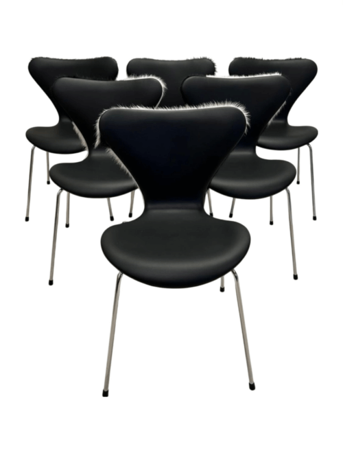 6. stk Arne Jacobsen 3107 Syverstole – Nypolstret i Eksklusivt Koskind & Sort Læder