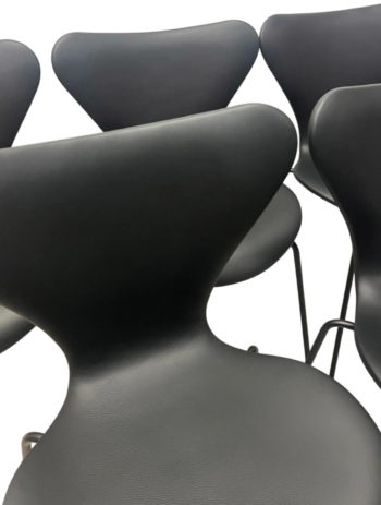 6. stk - Arne Jacobsen Syverstole 3107 | Fuldpolstret i Sort Soft Semi-Anilin og sorte stel  | Fritz Hansen - Image 5