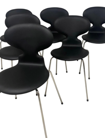6 stk. Arne Jacobsen 3101 Myrestole – Nypolstrede i Eksklusivt Sort Læder - Image 4