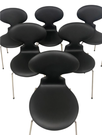 6 stk. Arne Jacobsen 3101 Myrestole – Nypolstrede i Eksklusivt Sort Læder - Image 3