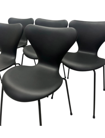 6. stk - Arne Jacobsen Syverstole 3107 | Fuldpolstret i Sort Soft Semi-Anilin og sorte stel  | Fritz Hansen - Image 4