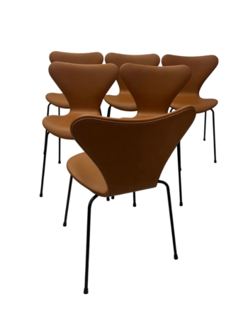 6. stk Arne Jacobsen Syverstole 3107 – Nypolstrede i Cognac Soft Læder | Fritz Hansen - Image 2
