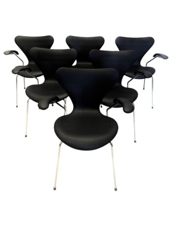 6. stk FH 3207 Syverstole med Armlæn af Arne Jacobsen – Nypolstrede | Ikonisk Dansk Design
