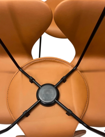 6. stk Arne Jacobsen Syverstole 3107 – Nypolstrede i Cognac Soft Læder | Fritz Hansen - Image 6
