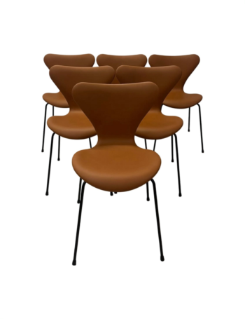 6. stk Arne Jacobsen Syverstole 3107 – Nypolstrede i Cognac Soft Læder | Fritz Hansen