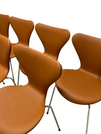 8. stk Arne Jacobsen Syverstol 3107 – Nypolstret i Cognac Soft Læder | Fritz Hansen - Image 2