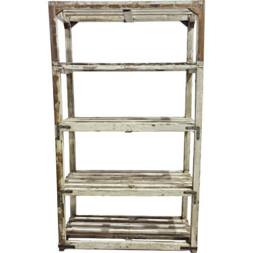 Skøn cremefarvet reol