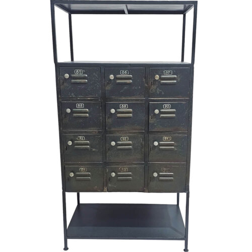 Reol af gammelt lockerskab