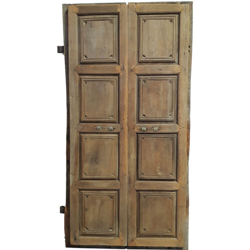 Gammel trædør med udskæringer