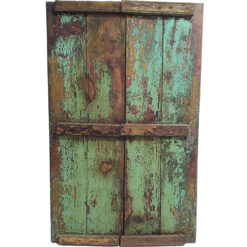 Grøn trædør med patina og personlighed