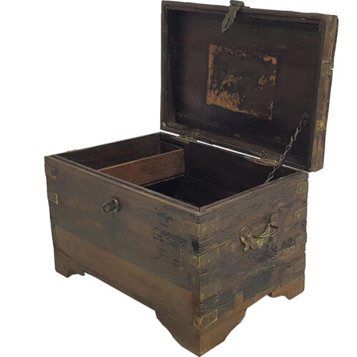 Smuk gammel trækiste med messingdetaljer