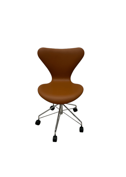 Arne Jacobsen 3117 Kontorstol – Nypolstret i Classic Cognac Læder