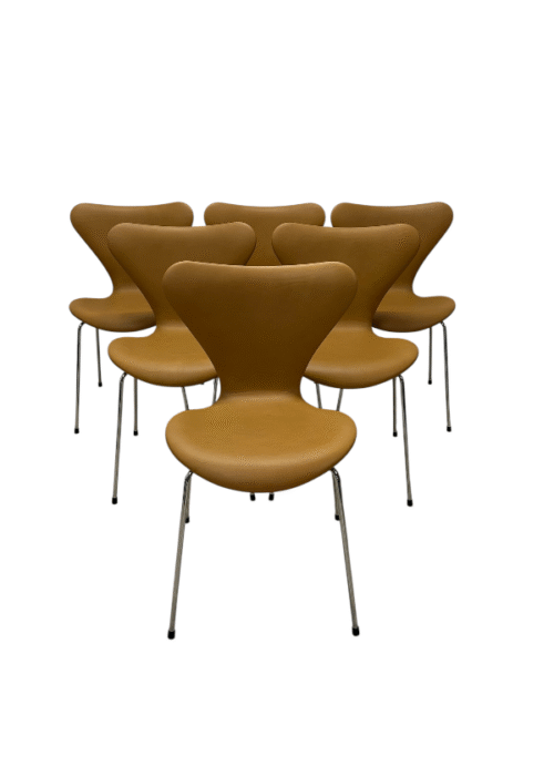6 stk. Arne Jacobsen 3107 Syver Stole – Nypolstret i Elegance Anilin Caramel Læder
