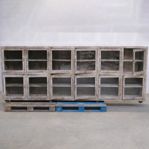 Stor unika vitrine med glaslåger