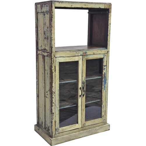 Skønt patineret vitrineskab