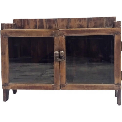 Fin lille skænk med to låger