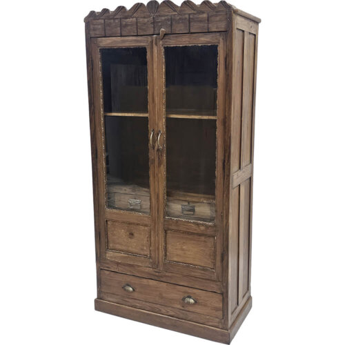 Stort gammelt vitrineskab