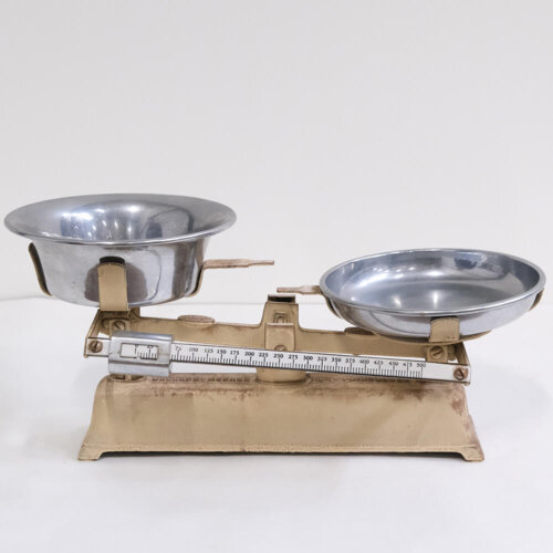 Gammel cremefarvet bordvægt