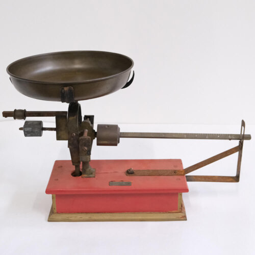 Smuk gammel bordvægt