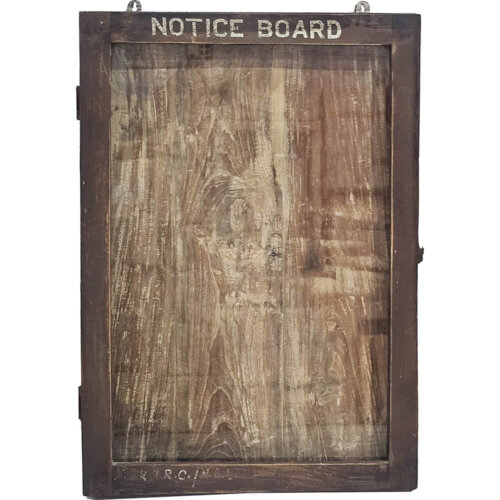 Sjovt vægskab som informationstavle