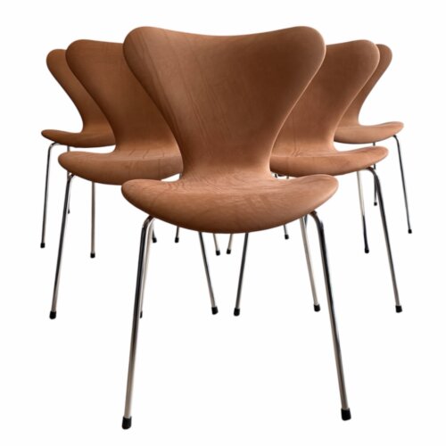 6 STK. ARNE JACOBSEN SYVERSTOLE 3107 – NYPOLSTREDE I SMOOTH ANILIN LÆDER COGNAC – FRITZ HANSEN