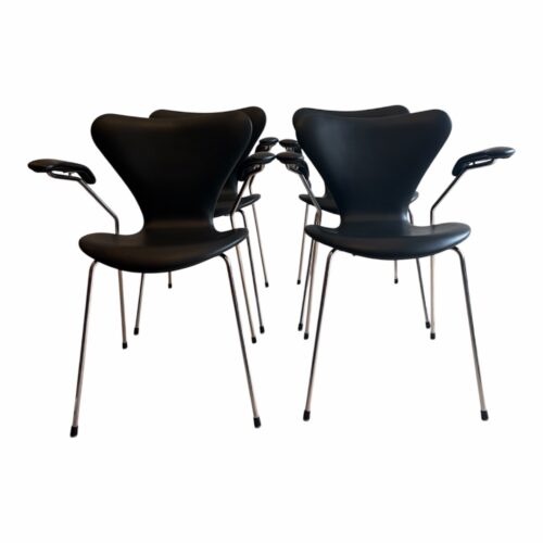 4. Stk 3207 Syverstole med armlæn af Arne Jacobsen - Nypolstrede i Sort Lena Semi anilin læder