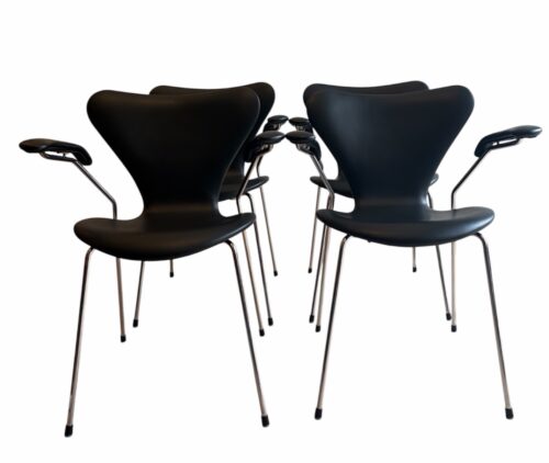 4. Stk 3207 Syverstole med armlæn af Arne Jacobsen - Nypolstrede i Sort Lena Semi anilin læder 4. Stk 3207 Syverstole med armlæn af Arne Jacobsen - Nypolstrede i Sort Lena Semi anilin læder
