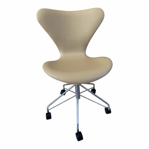 Arne Jacobsen 3117 kontorstol - Nypolstret i Soft semi anilin læder - OFF WHITE