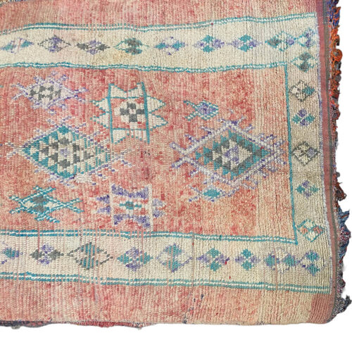 Marokkansk vintage tæppe i rosa med turkise mønstre
