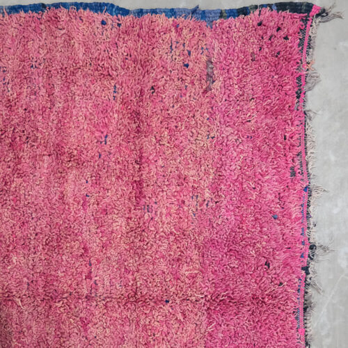 Gammelt pink marokkansk tæppe med blå detaljer